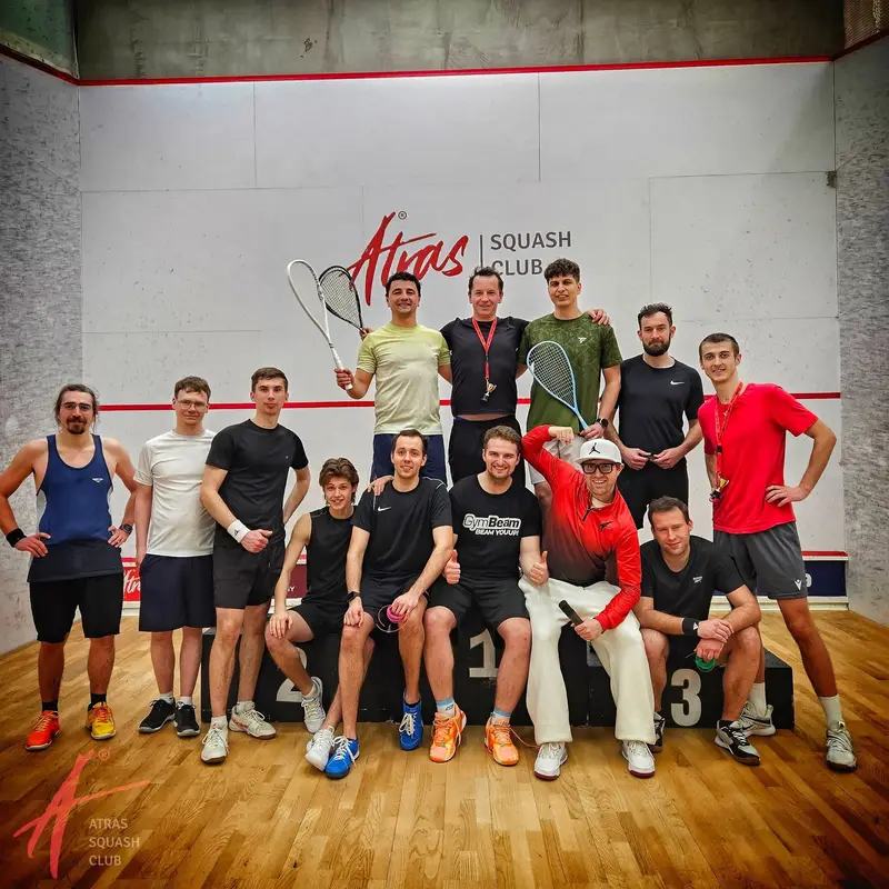 Dekoracja zwycięzców Atras Squash Ligi na tle kortu