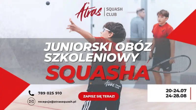 Młody zawodnik podczas treningu squasha na korcie
