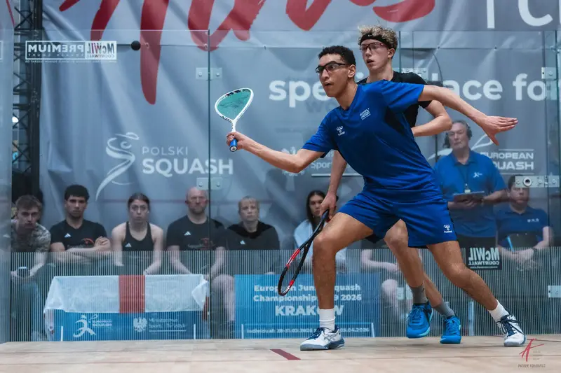 Mecz na szklanym korcie turniejowym w Atras Squash Club
